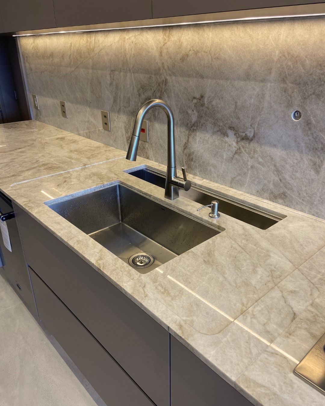 Đá granite bàn bếp có bền và dễ vệ sinh không