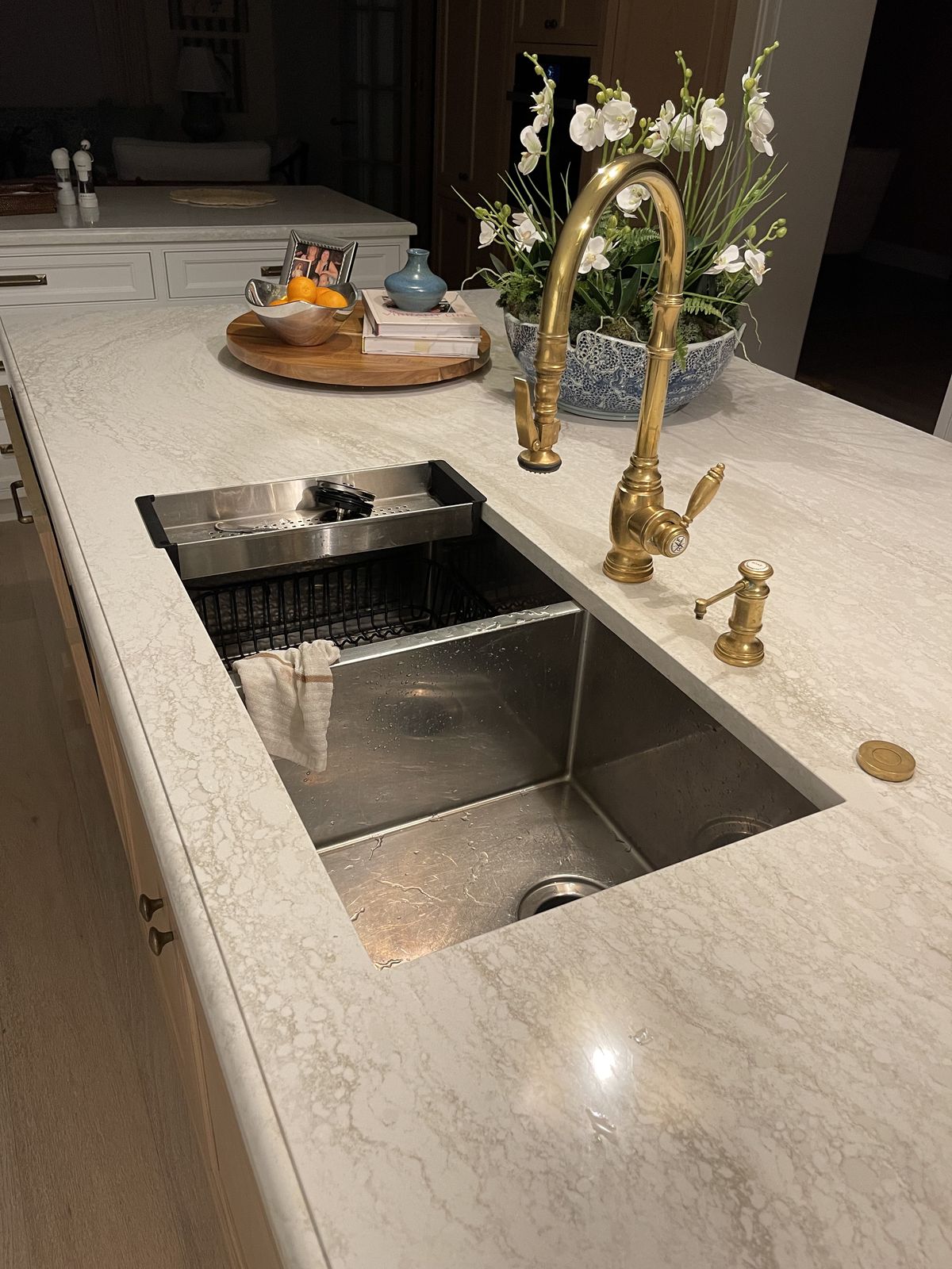 Đá granite bàn bếp dễ vệ sinh bền đẹp khi sử dụng hằng ngày