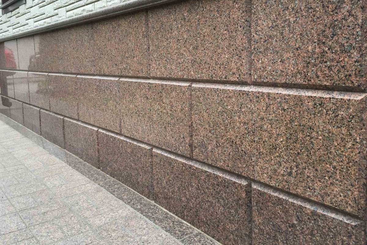 Ứng dụng đá granite nâu cho cầu thang bàn bếp mặt tiền lát sàn