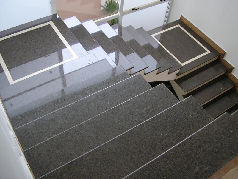 Ứng dụng đá granite xám cho cầu thang lát sàn mặt tiền thang máy