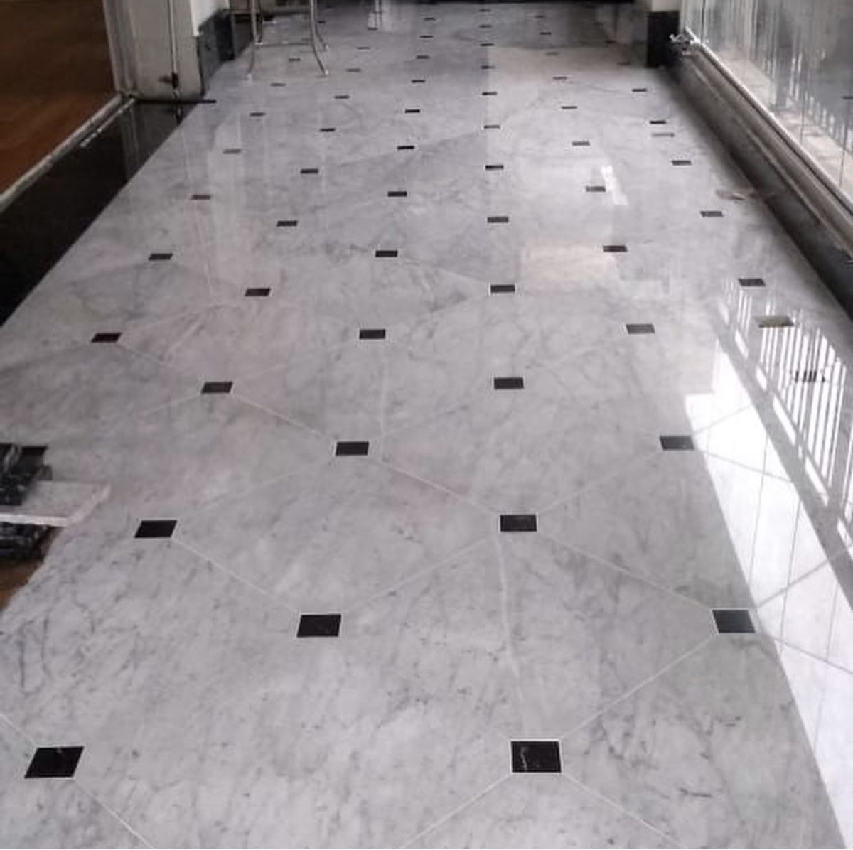 Đá Marble Có Bị Ố Vàng, Thấm Nước Không? Nguyên Nhân & Cách Phòng Tránh