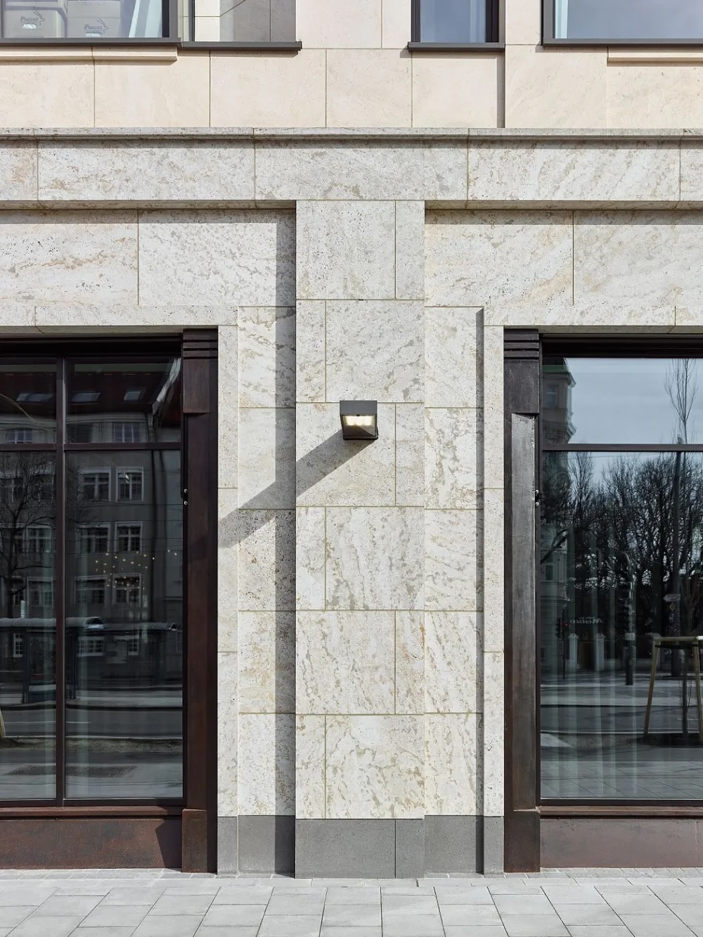 Thi công đá granite mặt tiền nhà phố cao cấp