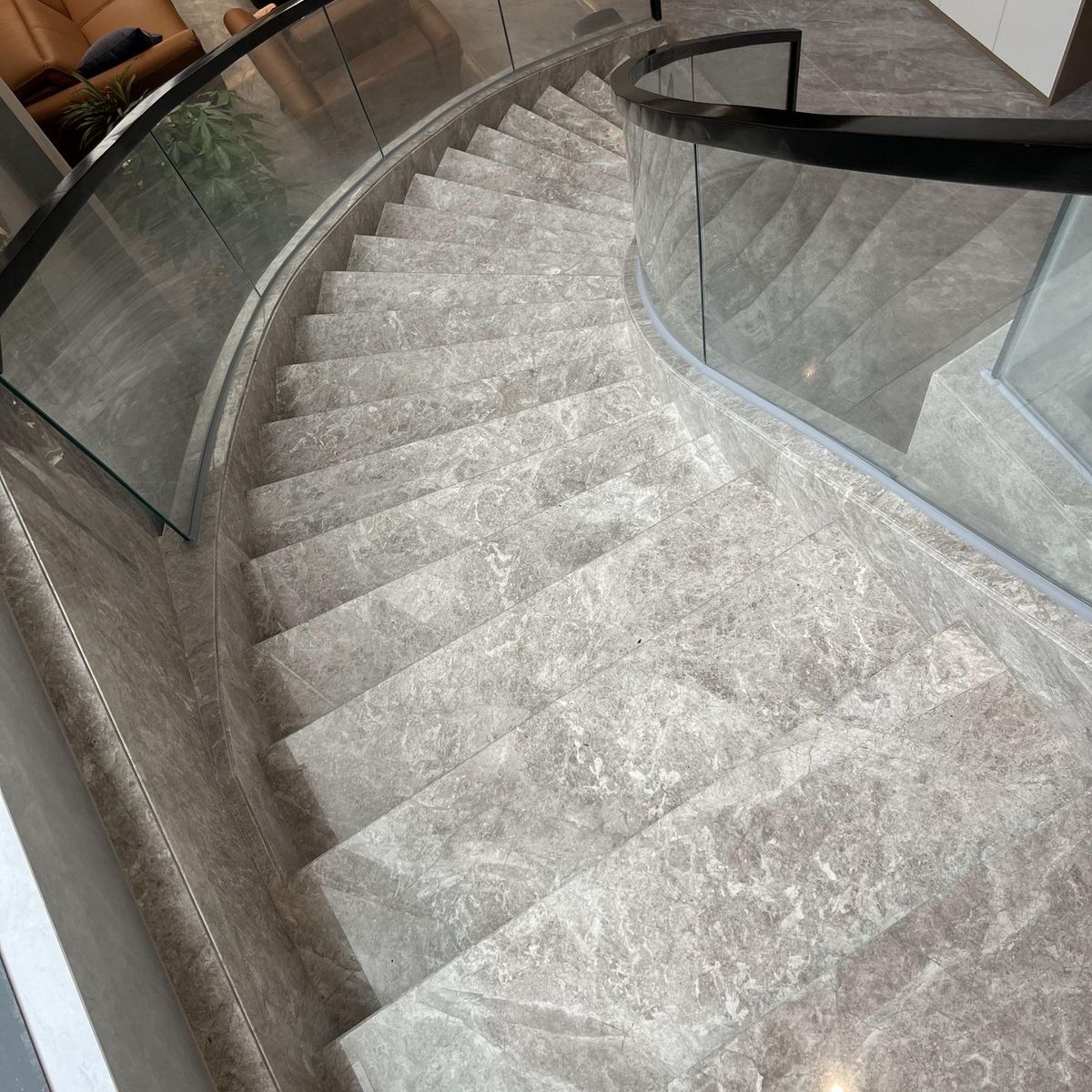 Thi công đá marble cầu thang biệt thự cao cấp