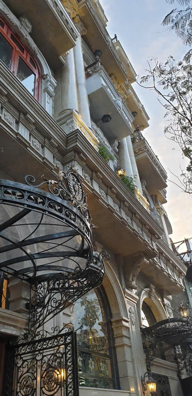 Góc nghiêng mặt tiền đá Colonial Gold biệt thự Hai Bà Trưng