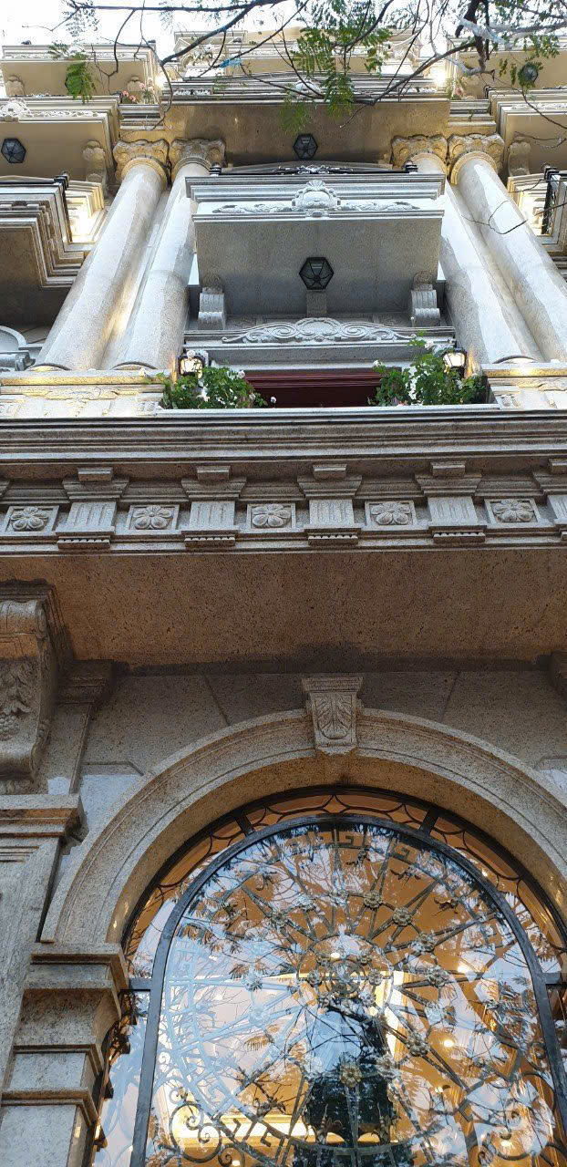 Chi tiết cột và phào đá Granite Colonial Gold mặt tiền biệt thự