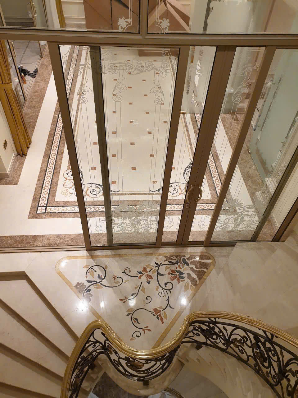 Sàn hoa văn Marble Crema Marfil tại biệt thự Hai Bà Trưng