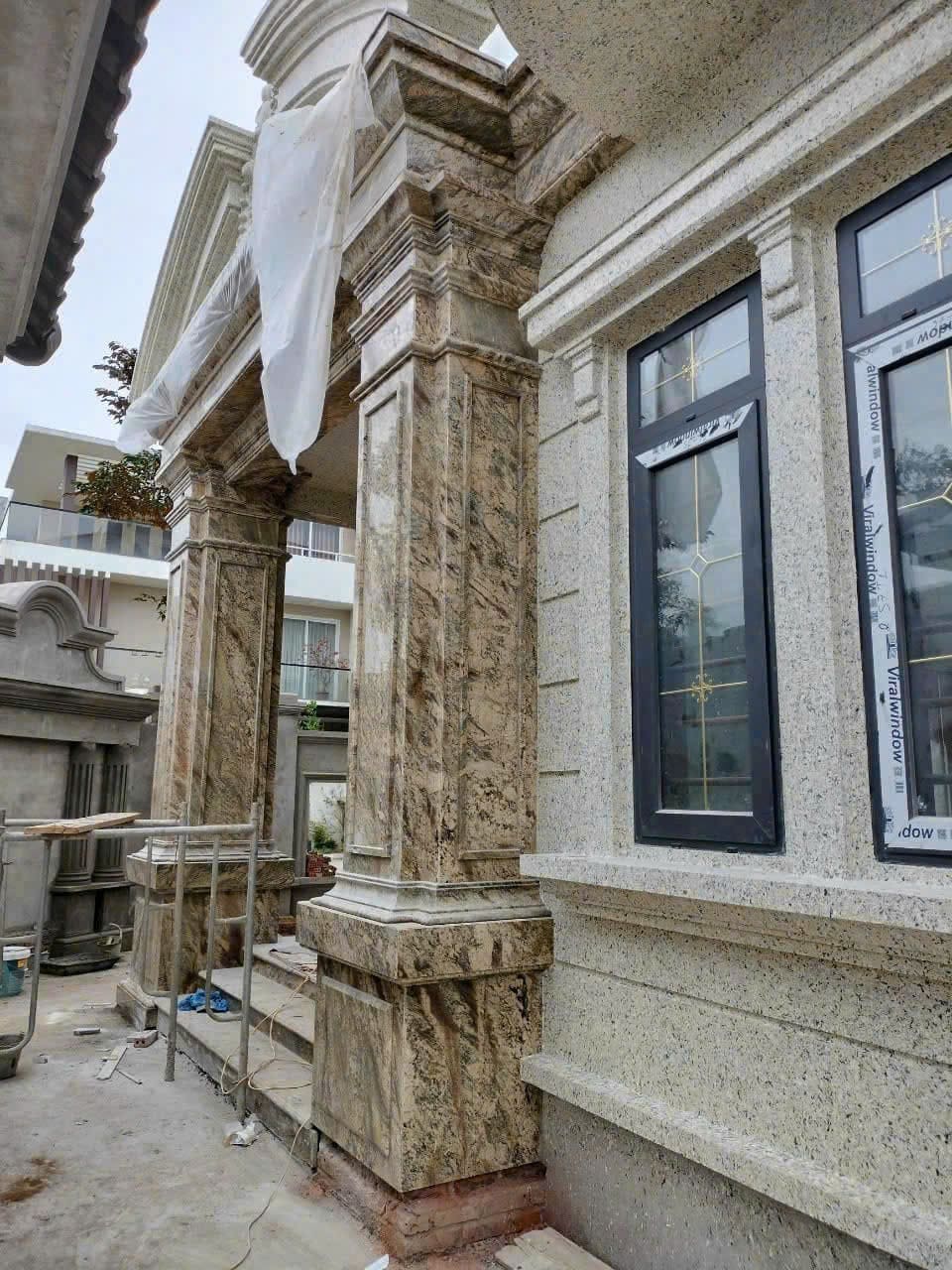 Hai cột mặt tiền ốp Granite River Bordeaux tại biệt thự An Khánh