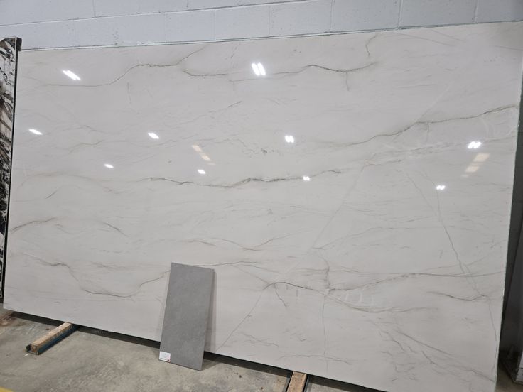 Đá Quartzite trắng và đá thạch anh tự nhiên sáng màu