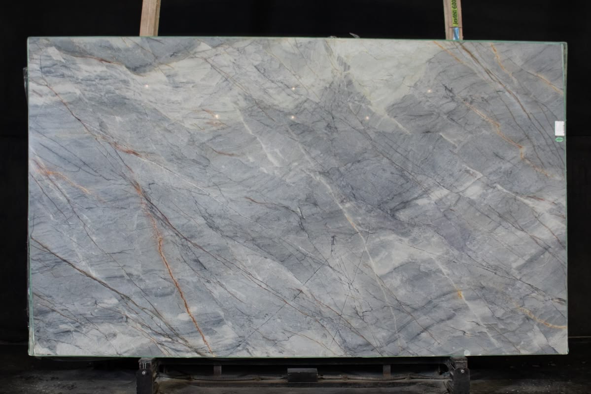 Ứng dụng đá thạch anh Quartzite ốp vách phòng khách và vách TV