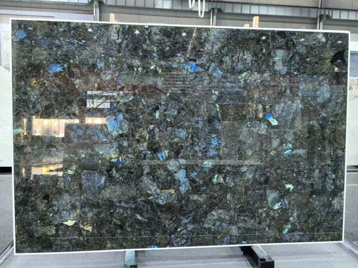 Slab đá Quartzite tự nhiên có hệ vân phù hợp bàn đảo bếp cao cấp