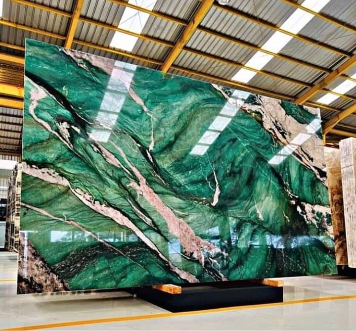 Mẫu Quartzite tự nhiên có hệ vân nổi bật dùng cho bàn bếp và đảo bếp